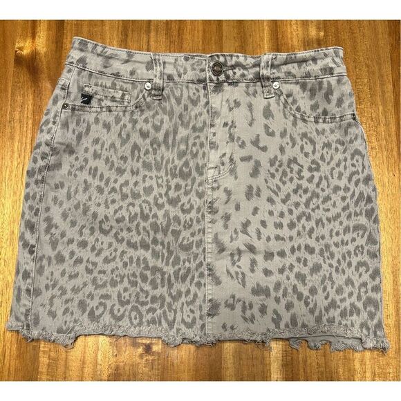 KanCan Women's Gray Leopard Print Denim Mini Skirt Size Medium - Picture 3 of 10